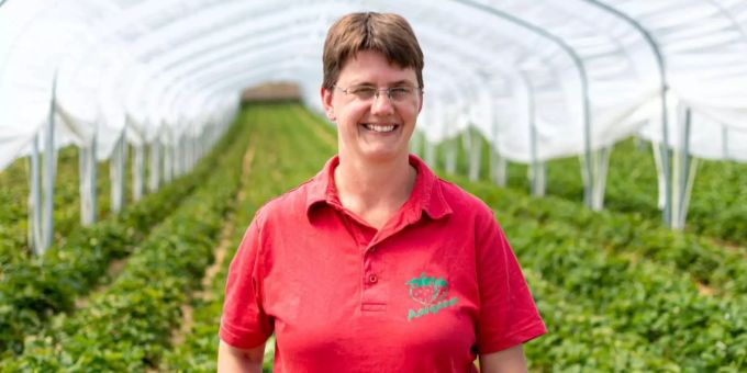Mirjam Wietlisbach vor ihren Erdbeerstauden. Mirjam Wietlisbach