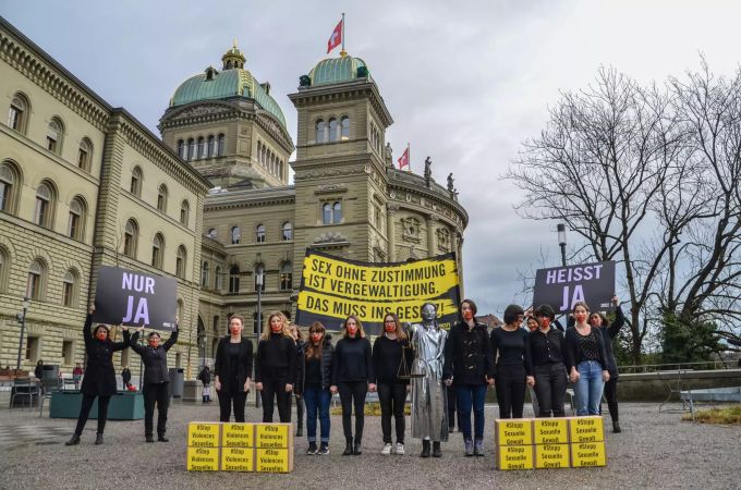Zahlreiche Aktivistinnen, Aktivisten und Unterstützende riefen in Bern Bundesrätin Karin Keller-Sutter und das neu gewählte Parlament dazu auf, die Definition der Vergewaltigung und der sexuellen Nötigung im Strafgesetzbuch zu ändern. (Bild: Amnesty International, Philippe Lionnet) amnesty
