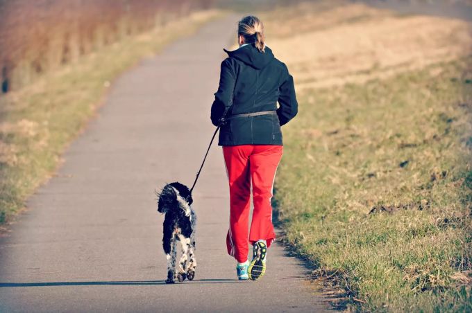 Nehmen Sie es nach der Erkrankung ruhig etwas gemütlicher. Frau joggt