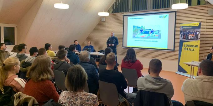 Junge Polizistinnen und Polizisten erzählten von ihren Erfahrungen während der Polizeiausbildung. Infoabend