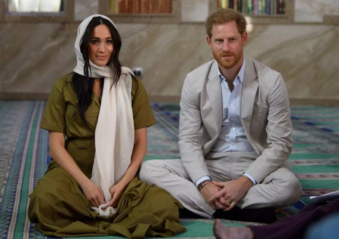 24.09.2019, Südafrika, Kapstadt: Der britische Prinz Harry (r), Duch of Sussex, und seine Frau Meghan, Duchess of Sussex, bei einem Besuch der Auwal-Moschee, der ältesten Moschee Südafrikas. Die britischen Royals befinden sich auf dem zweiten Tag ihrer 10-tägigen Afrikareise, die am 23.09.2019 begonnen hat. meghan, duchess of sussex