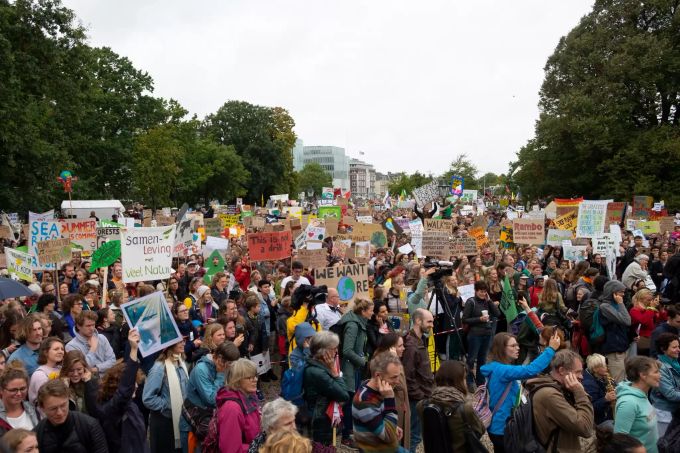 Teilnehmer einer Demonstration im niederländischen Den Haag. Klimastreik - Den Haag