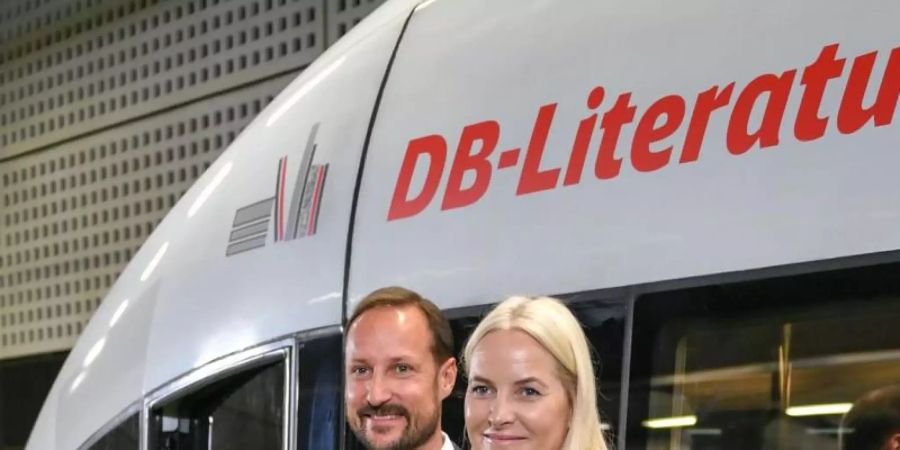 Kronprinz Haakon und Kronprinzessin Mette-Marit im Berliner Hauptbahnhof. Foto: Jens Kalaene/dpa