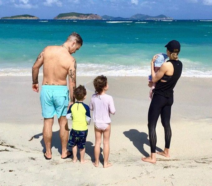 Robbie Williams und Familie am Meer. Robbie Williams