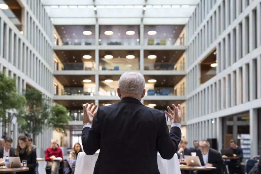 Ueli Maurer referiert im Gebäude der Bundesverwaltung am Berner Guisanplatz. Der Bund zahlt ein Drittel mehr Lohn als Privatunternehmen. (Symbolbild)