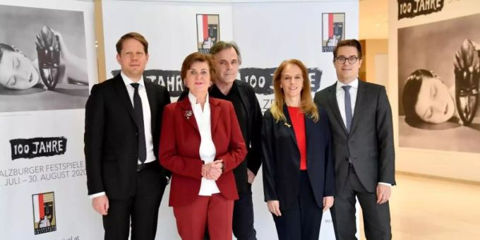 Das Team der Salzburger Festspiele um Florian Wiegand (l-r), Konzertchef, Helga Rabl-Stadler, Festspielpräsidentin, Markus Hinterhäuser, Intendant, Bettina Hering, Schauspiel-Leiterin, Lukas Crepaz, kaufmännischer Direktor. Foto: Barbara Gindl/APA/dpa Salzburger Festspiele