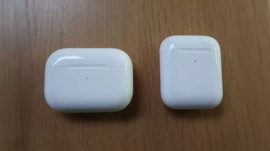 Die Ladecases der AirPods Pro (l) und der AirPods (r).