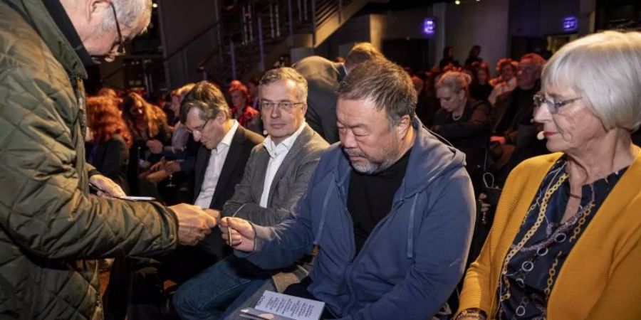 Ai Weiwei signiert in Berlin sein neues Buch «Manifest ohne Grenzen». Foto: Fabian Sommer/dpa