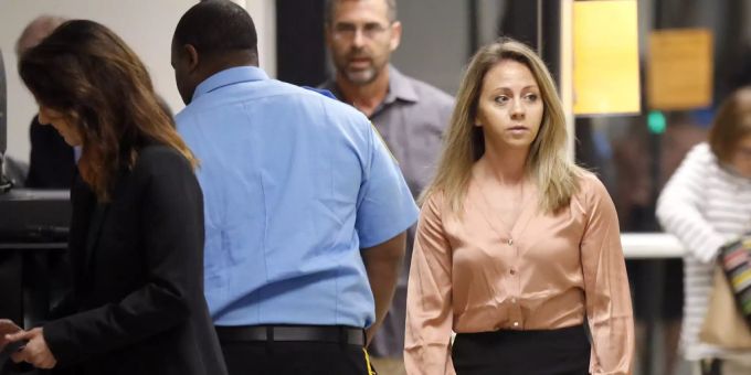 Amber Guyger (rechts) sprach während dem Prozess von einem «tragischen Fehler». Amber Guyger Polizistin Dallas