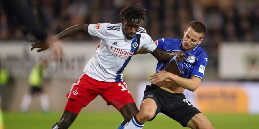 Könnte für die Nationalmannschaft Gambias auflaufen: Bakery Jatta (l) vom HSV. Foto: Friso Gentsch/dpa