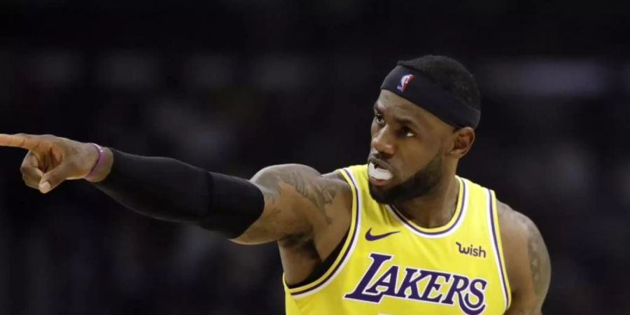 LeBron James von den Los Angeles Lakers musste sein Haus verlassen. Foto: Marcio Jose Sanchez/AP/dpa