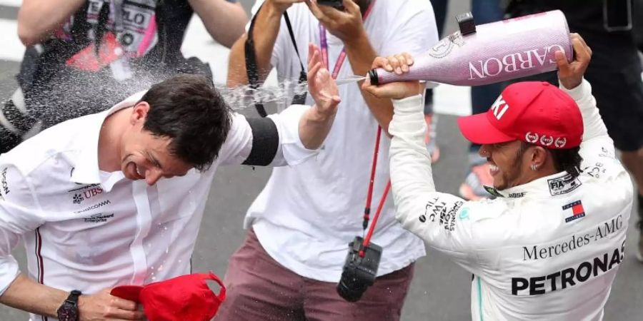 Können wohl bald den sechsten WM-Sieg feiern: Lewis Hamilton (r) und Mercedes-Teamchef Toto Wolff. Foto: David Davies/PA Wire/dpa