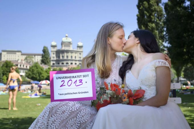 Ein homosexuelles Paar demonstriert für ihr Recht zu heiraten. Ehe für alle