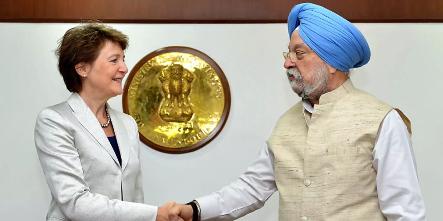 Bundesrätin Sommaruga und der indische Minister für Zivilaviatik, Hardeep Singh Puri, am Montag in Delhi.