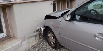 Auto prallt gegen Hauswand