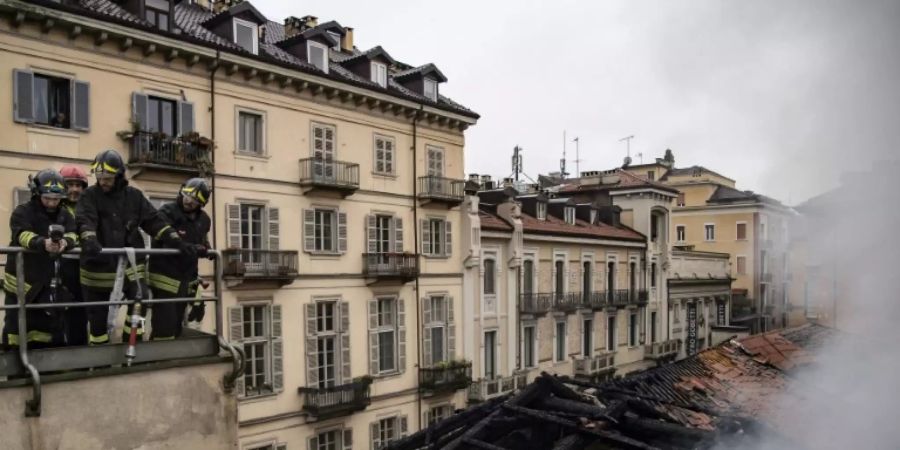 Ausgebranntes Dach der Reitschule in Turin
