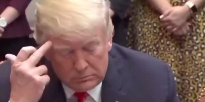 US-Präsident Donald Trump richtet seine Haare mit dem Mittelfinger während eines Telefonats mit den Astronautinnen Jessica Meir und Christina Koch. Donald Trump Mittelfinger