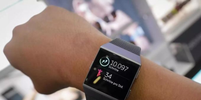Ein Mitarbeiter zeigt auf der Elektronikmesse IFA die neue Fitbit-Smartwatch Ionic. Foto: Kay Nietfeld/dpa Google fitbit