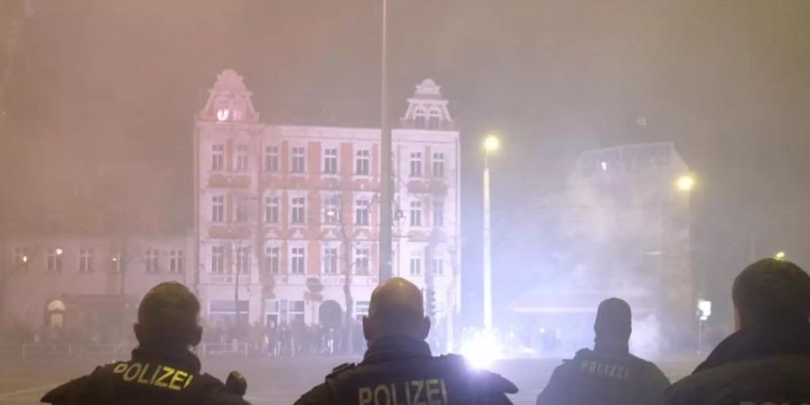 Polizisten im Leipziger Stadtteil Connewitz, wo einer ihrer Kollegen bei Zusammenstössen zwischen Linksautonomen schwer verletzt wurde. Foto: Sebastian Willnow/dpa-Zentralbild/dpa