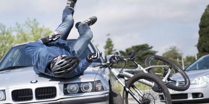 Eine Simulation eines Unfalls von einem Elektrovelo-Fahrer und einem Auto. (Symboldbild) Simulation Elektrovelo Unfall