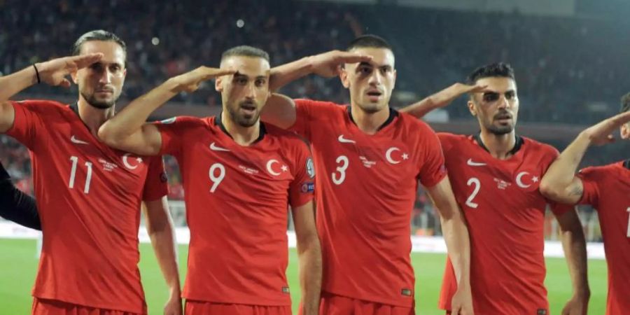 Die türkischen Nationalspieler hatten mit ihrem Salut-Jubel für Aufsehen gesorgt. Foto: Uncredited/AP/dpa