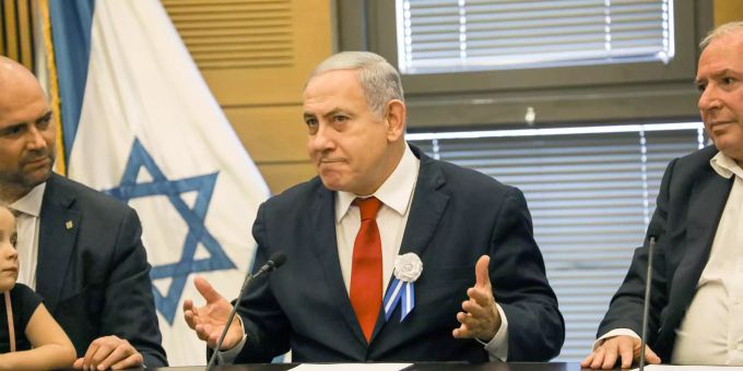 Benjamin Netanjahu (M), Premierminister von Israel, spricht während der Fraktionssitzung der Likud-Partei, vor der Vereidigung des 22. israelischen Parlaments (Knesset). Benjamin Netanjahu