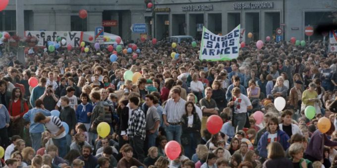 ARCHIV - ZUM 30. JAHRESTAG DER GSOA INITIATIVE AM DIENSTAG 26. NOVEMBER 2019 STELLEN WIR IHNEN FOLGENDES BILDMATERIAL ZUR VERFUEGUNG - Für das Anliegen der «Gruppe für eine Schweiz ohne Armee» GSoA demonstrieren am 21. Oktober 1989 mehrere tausend Personen auf dem Bundesplatz in Bern. ARCHIV - ZUM 30. JAHRESTAG DER GSOA INITIATIVE AM DIENSTAG 26. NOVEMBER 2019 STELLEN WIR IHNEN FOLGENDES BILDMATERIAL ZUR VERFUEGUNG - Für das Anliegen der «Gruppe für eine Schweiz ohne Armee» GSoA demonstrieren am 21. Oktober 1989 mehrere tausend Personen auf dem Bundesplatz in Bern.