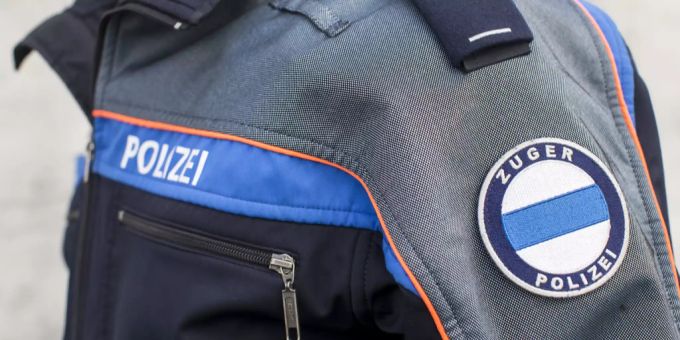 Eine Uniform der Zuger Polizei. Zuger Polizei