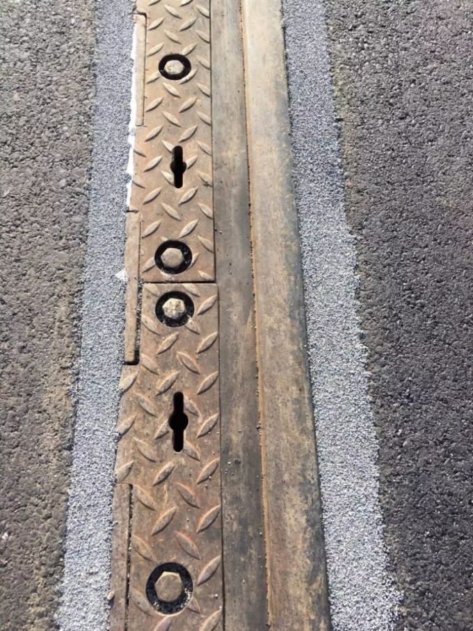 Der Prototyp eines Tramgleises von Dätwyler, das für Velofahrer sicher ist. Die Gummifüllung verhindert, das ein Velopneu in die Gleise gerät, dass Tram drückt es jedoch mit dem grossen Gewicht beim Fahren runter. - Z.V.g. von Dätwyler Velo Tramgleis
