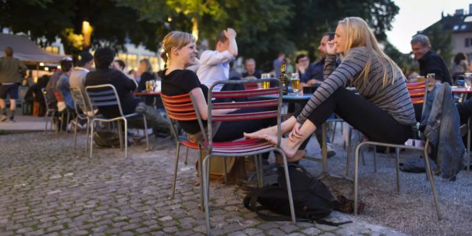 Nächsten Sommer dürfen ausgewählte Beizen bis um 2 Uhr draussen bedienen. Nachtleben Zürich Betriebe