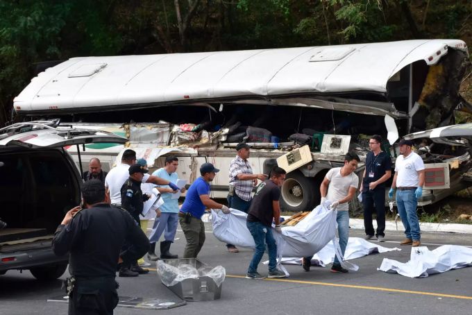 Rettungskräfte tragen Leichensäcke mit den Überresten von Passagieren nach dem Zusammenstoss zwischen einem Reisebus und einem Lastwagen in Guatemala. guatemala unfall