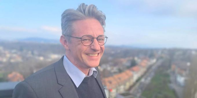 Gute Aussicht: Thomas Kübli auf dem Dach des Hotels Ambassador, hinten rechts liegt sein Wohnort - das Gürbetal. Thomas Kübli
