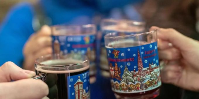 Trotz der Vielzahl an Absagen muss nicht gänzlich auf Glühwein und Lebkuchen verzichtet werden. (Symboldbild) Glühwein