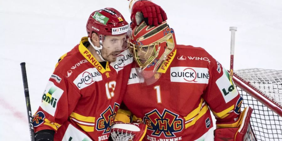 Der Dank von Anssi Salmela und dem EHC Biel geht an Matchwinner Jonas Hiller