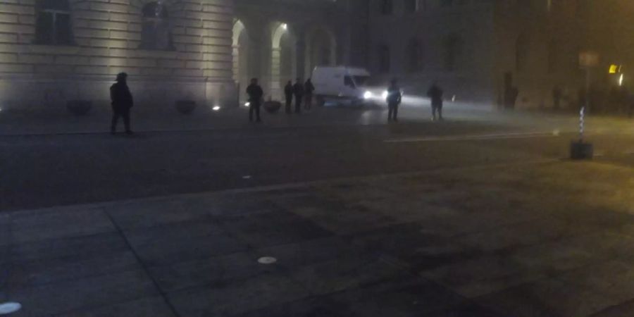 Die Polizei beschützte während der Silvester-Demo in Bern das Bundeshaus.