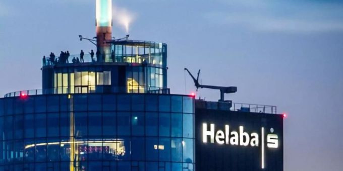 Besucher stehen abends in rund 198 Metern Höhe auf der Aussichtsterrasse des Main Towers, der auch die Landesbank Hessen-Thüringen (Helaba) beherbergt. usa
