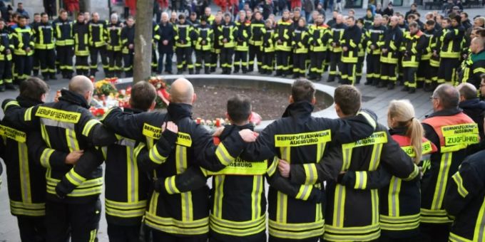 Trauernde Feuerwehrleute in Augsburg Trauernde Feuerwehrleute in Augsburg