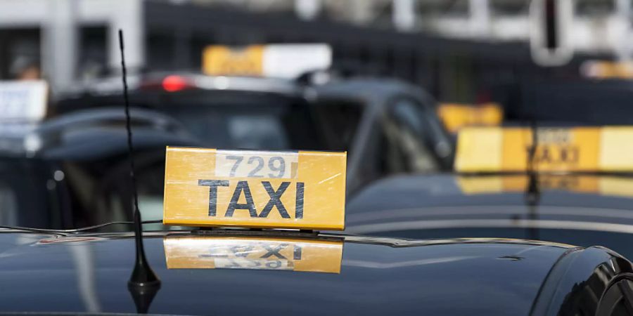 Ein Freiburger Taxifahrer ist seinen Führerschein für eine Weile los, weil er einen geprellten Berufskollegen in grosse Gefahr brachte. (Symbolbild)