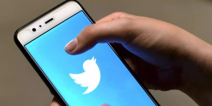 Eine Person nutzt Twitter auf dem Smartphone. twitter Smartphone Handy