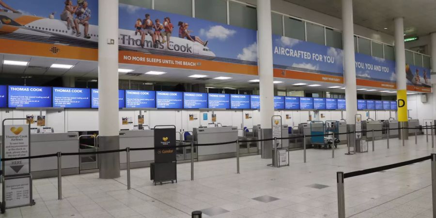 Leere Check-In-Hallen am Gatwick Flughafen.