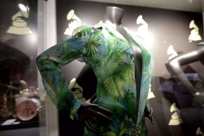 Jennifer Lopez Dschungel-Kleid wird mittlerweile sogar im Grammy-Museum ausgestellt. jennifer lopez