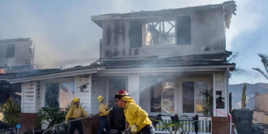 Feuerwehrleute löschen ein brennendes Haus in Agua Dulce bei Santa Clarita