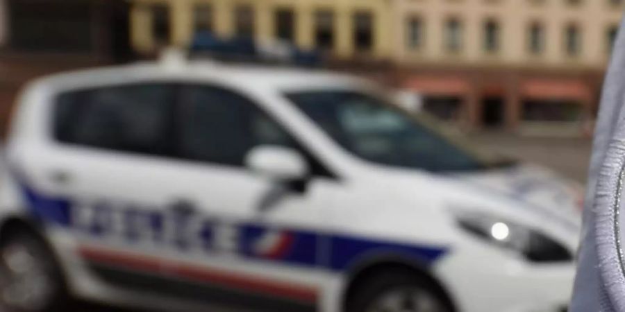 Polizeiwagen in Strassburg. (Symbol) - In der Nähe der elsässischen Stadt ist eine seit über einem Jahr vermisste Studentin tot aufgefunden worden. Foto: Patrick Seeger/dpa