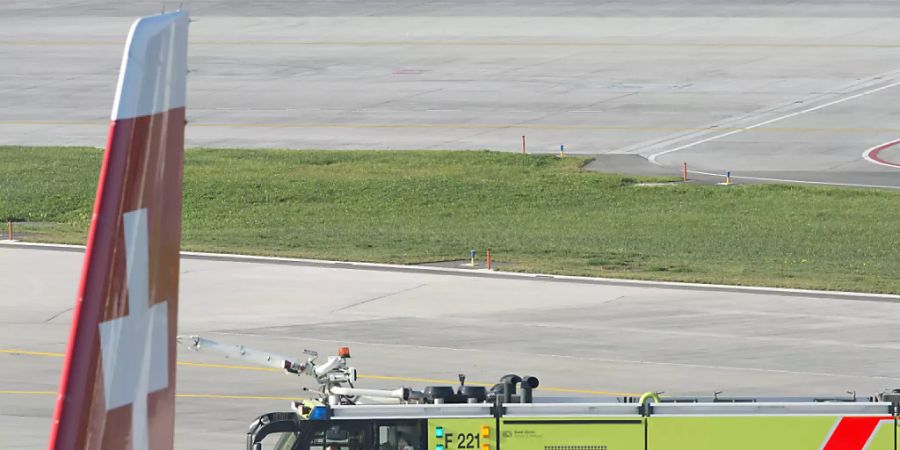 Ein Löschfahrzeug geriet im Januar 2018 auf dem Flughafen Zürich wegen eines Missverständnisses auf Abwege und kam auf dem Pistenkreuz 16/28 einem startenden Airbus 320 gefährlich nahe. (Archivbild)