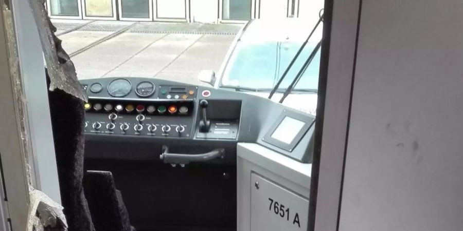 Blick in die aufgebrochenen Fahrerkabine einer Strassenbahn in Bonn. Foto: Polizei Bonn/dpa