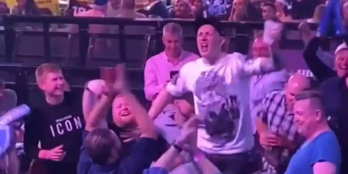 Jordan Pickford leert sein Bier auf der Darts-WM auf Ex. Jordan Pickford