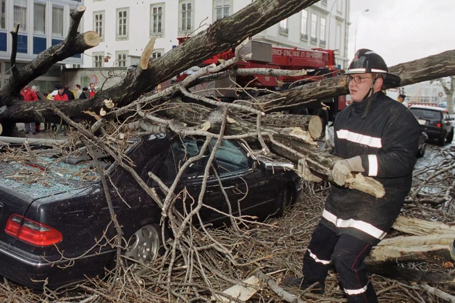 Ein Feuerwehrmann in Genf im Einsatz, nachdem «Lothar» über die Schweiz hinweggefegt war.