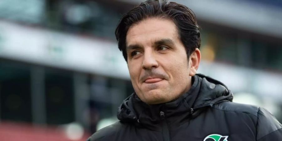 Bereitet sein Team in heimischen Gefilden auf die Rückrunde vor: 96-Coach Kenan Kocak. Foto: Swen Pförtner/dpa