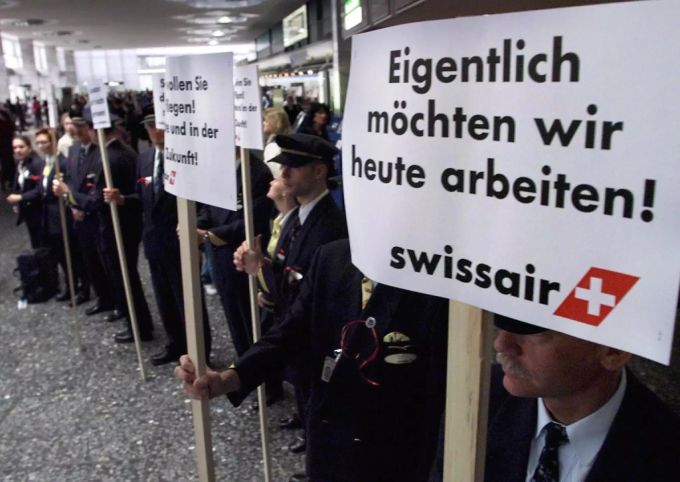 Die Piloten und das Bodenpersonal der Swissair protestieren gegen das Sterben der Swissair Anfang Oktober 2001. Swissair
