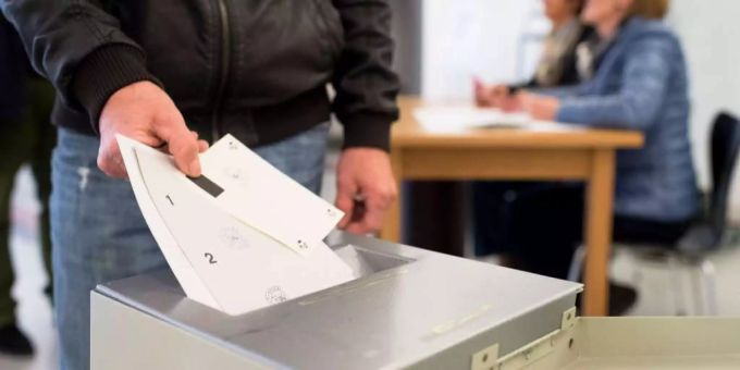 Am 27. Oktober finden in Schüpfen BE die Gemeindewahlen statt. (Symbolbild) Urnengänge Stimmen wahlen svp